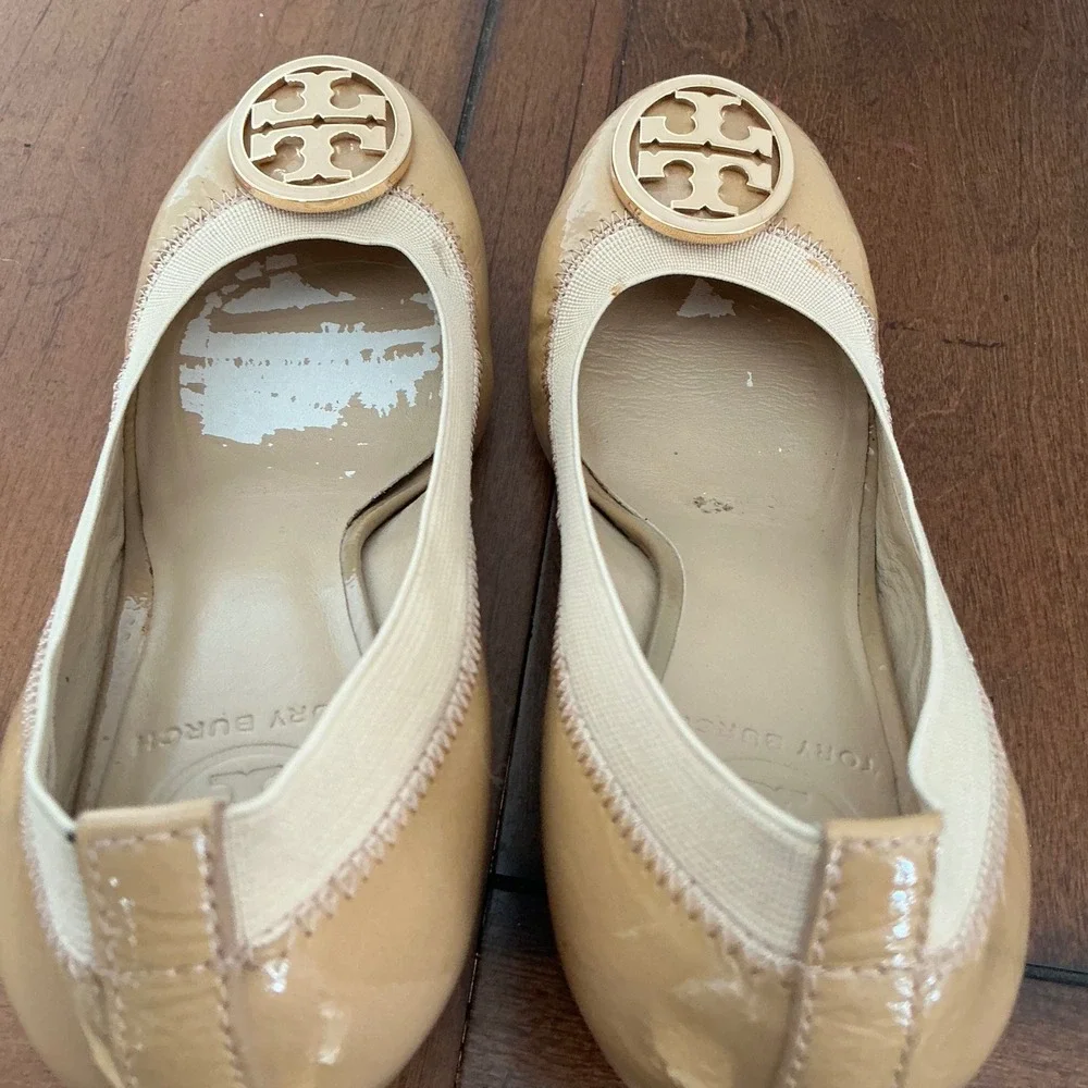 Tory Burch Sally Tan Patent Leather Wedge Pump Gold Logo Medallion Heels 6.5